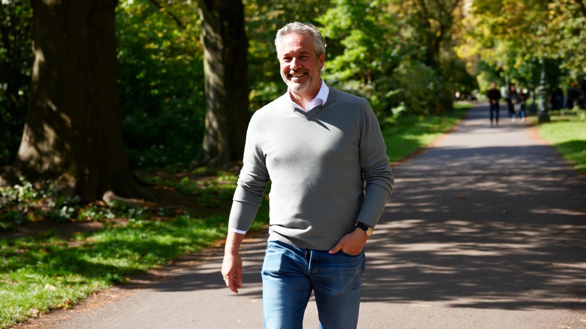 Homme en pleine forme lors d'une promenade